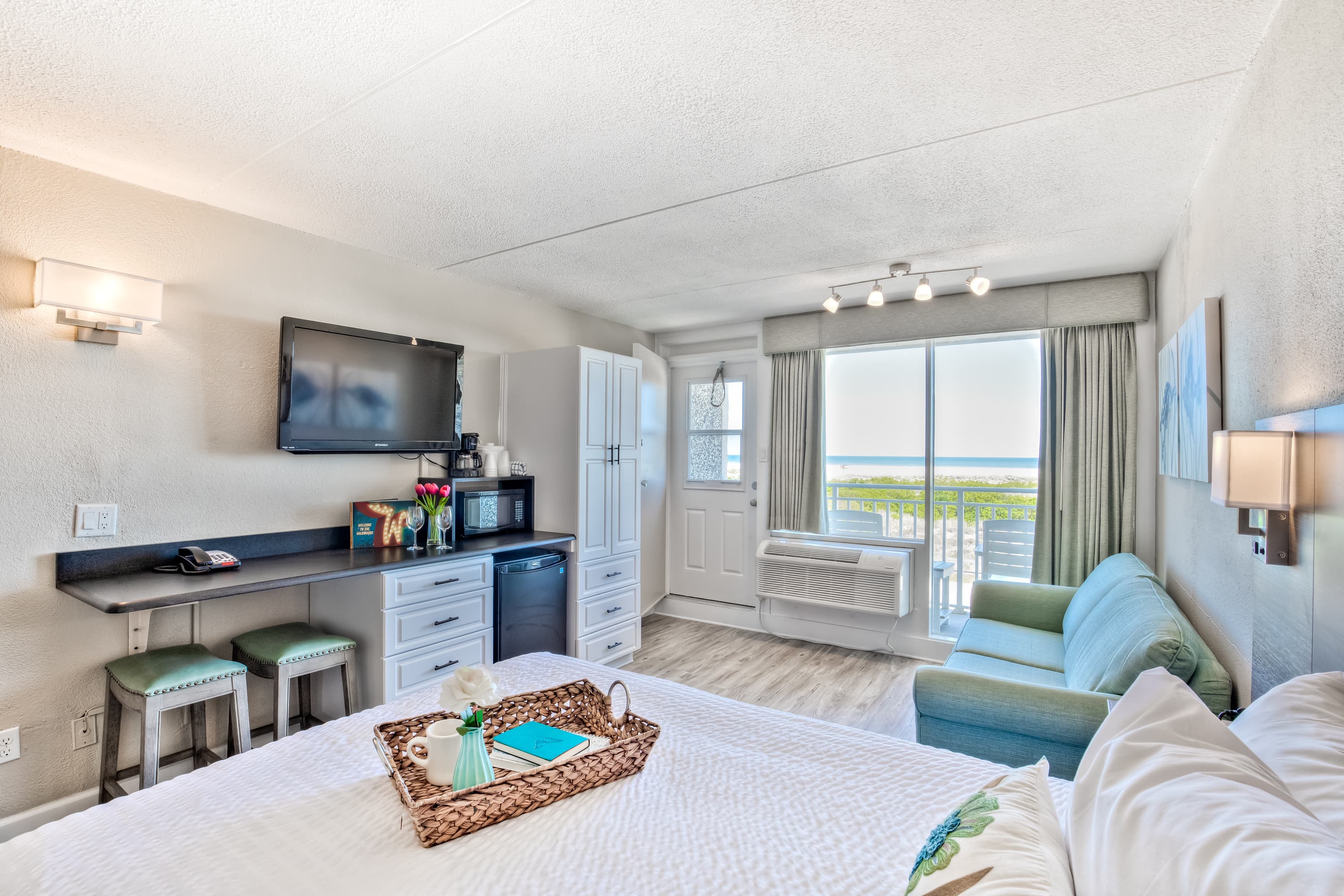 Enjoy your morning coffee at the breakfast bar