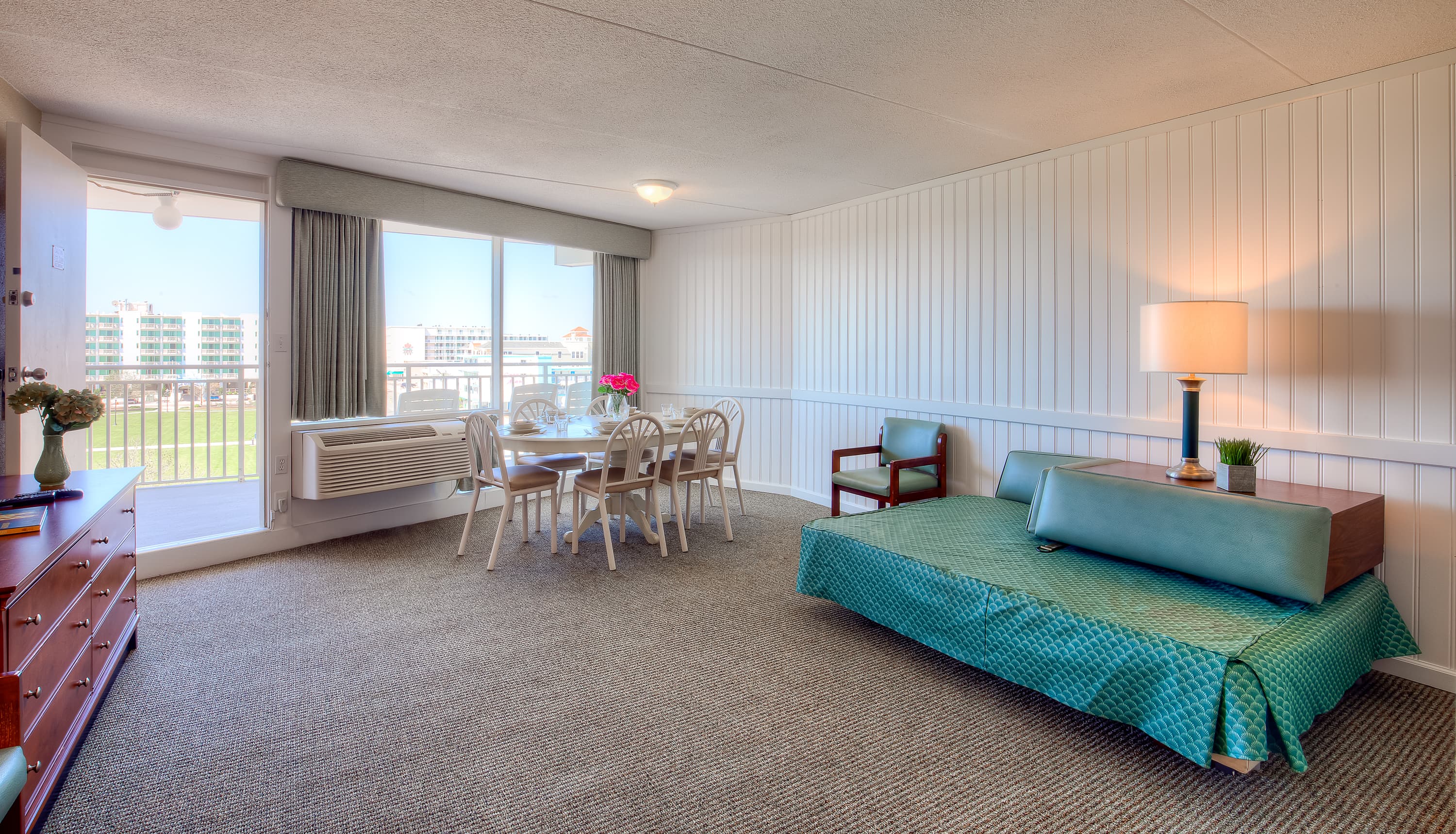 Sitting area features duo double bed