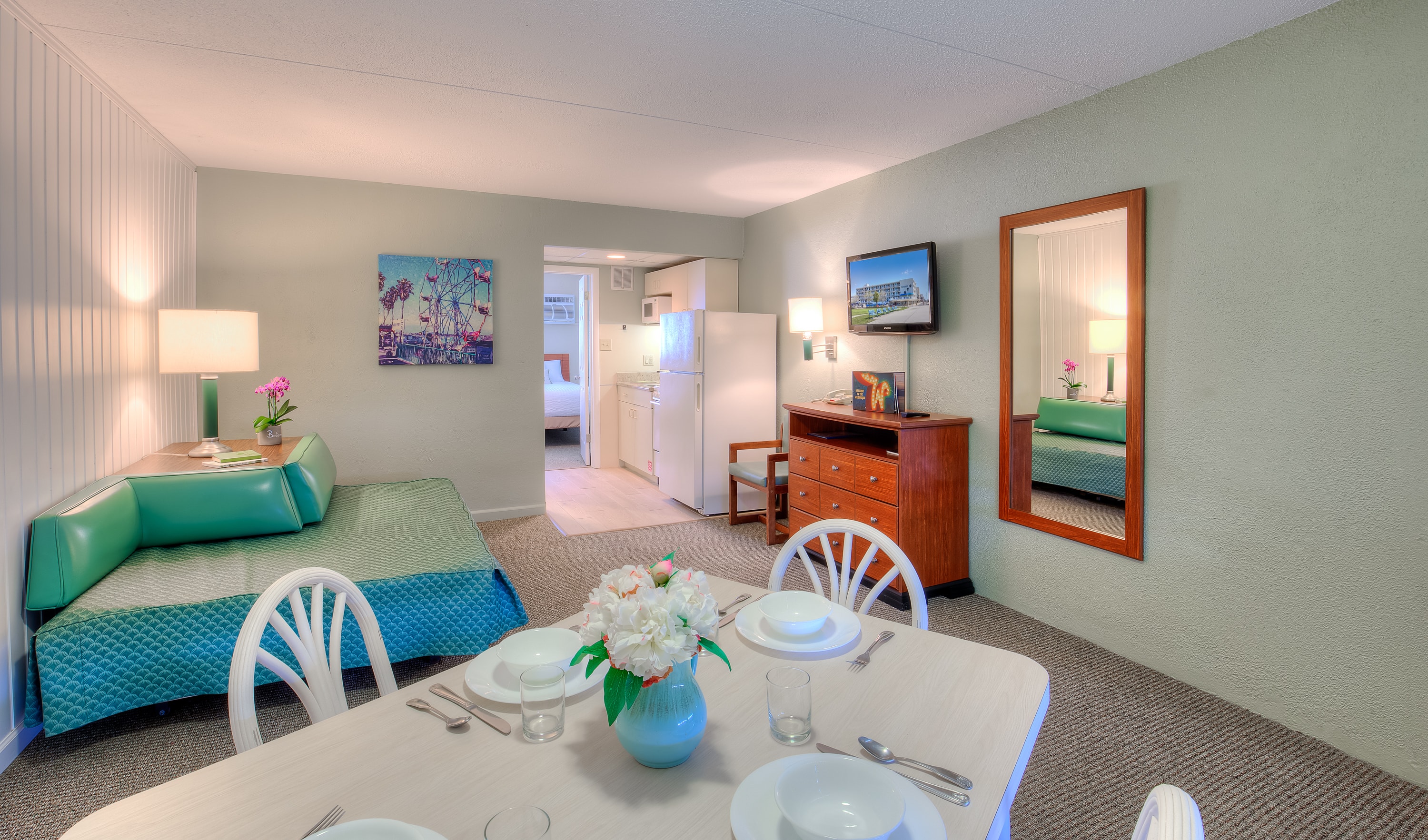 Sitting area features duo double bed